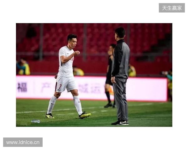 飞踹座椅染红!玉昆官方:门将教练米克尔造成恶劣影响,罚款2万 飞踹座椅染红!玉昆官方:门将教练米克尔造成恶劣影响,罚款2万