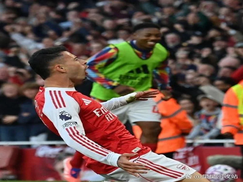 镜报:曼联沦为喜剧俱乐部,至暗时刻可能超越了之前的利物浦